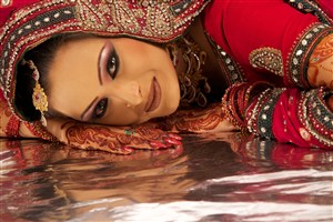躺在地上的印度美女图片