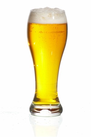 玻璃杯里倒满的啤酒高清图片