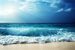 蓝色海岸边翻滚的浪花高清图片