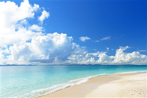 蓝天白云下的海浪沙滩高清图片