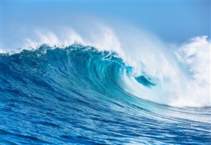 蓝色大海上翻滚的浪花高清图片