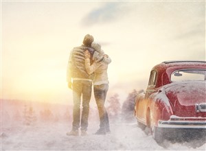 雪地里依偎的情侣高清图片