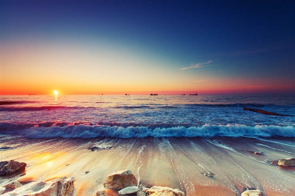海面上的金色夕阳高清图片