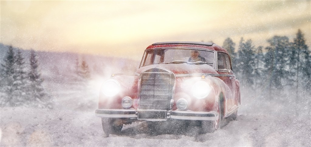 雪地里的红色老爷车高清图片