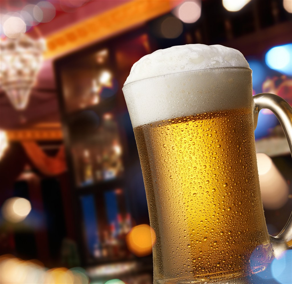 酒吧里装满啤酒的杯子高清图片