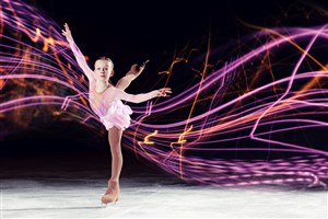 滑冰翩翩起舞的小女孩图片