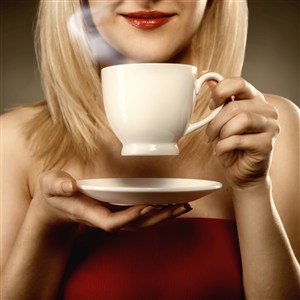 品咖啡和拿着咖啡杯的金发美女图片