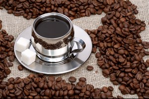 浓香咖啡杯和咖啡豆图片