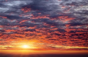 夕阳下天空的云彩高清图片