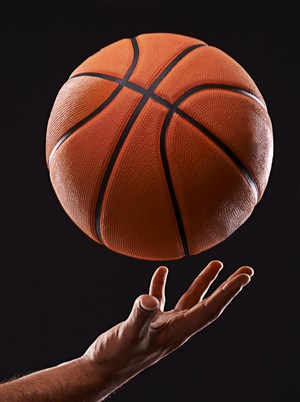 手托橘红色篮球高清图片
