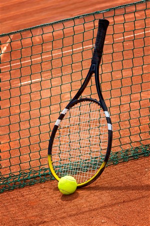 网球拍和网球的图片