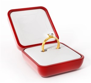 红色盒子中的金色戒指高清摄影