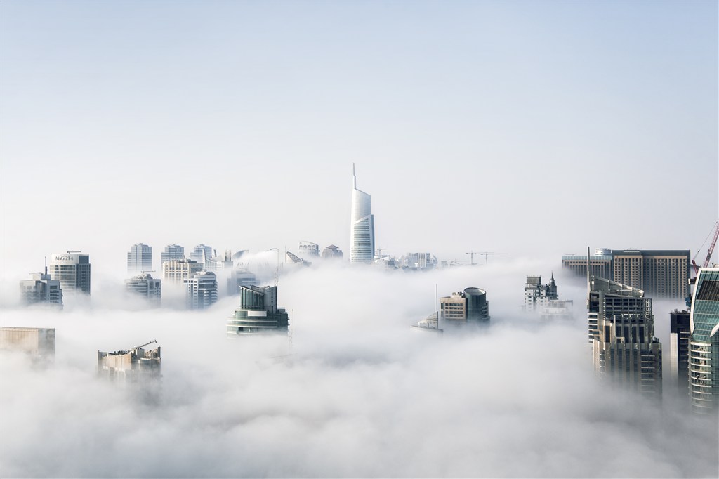 白色建筑超现代未来科技云雾缭绕城市大厦城市