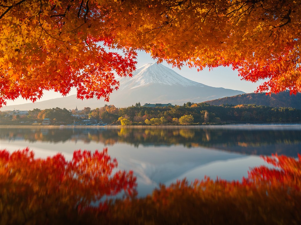 红叶背景下的湖泊高清摄影图片