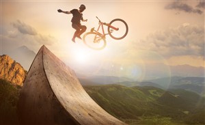自行车骑手在空中的高清摄影图