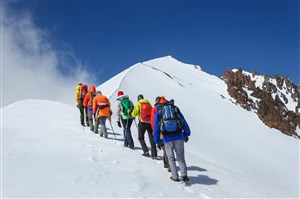 正在爬雪山的登山队高清摄影图