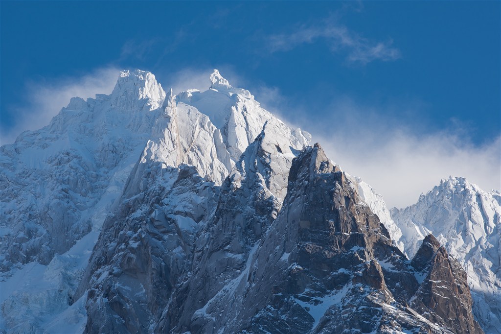 蓝天下高耸的雪山高清图片