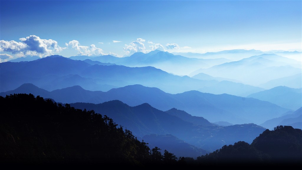 以群山为背景的图图片