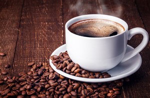 黑色木板上的咖啡喝咖啡豆 