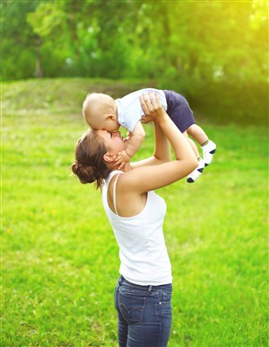 抱着婴儿的妈妈高清摄影图片