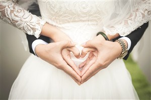 白色婚庆浪漫男女两双手一起摆出心型手势