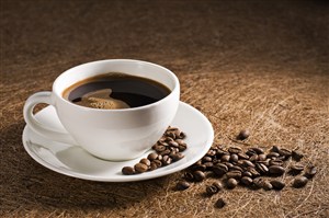 咖啡杯和咖啡豆图片