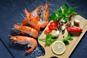 鲜虾和木板上的菜品高清摄影图