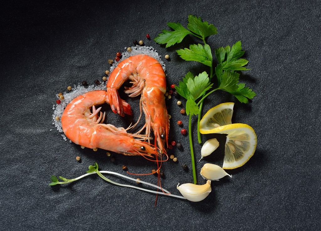 鲜虾做成的心形食物高清摄影图