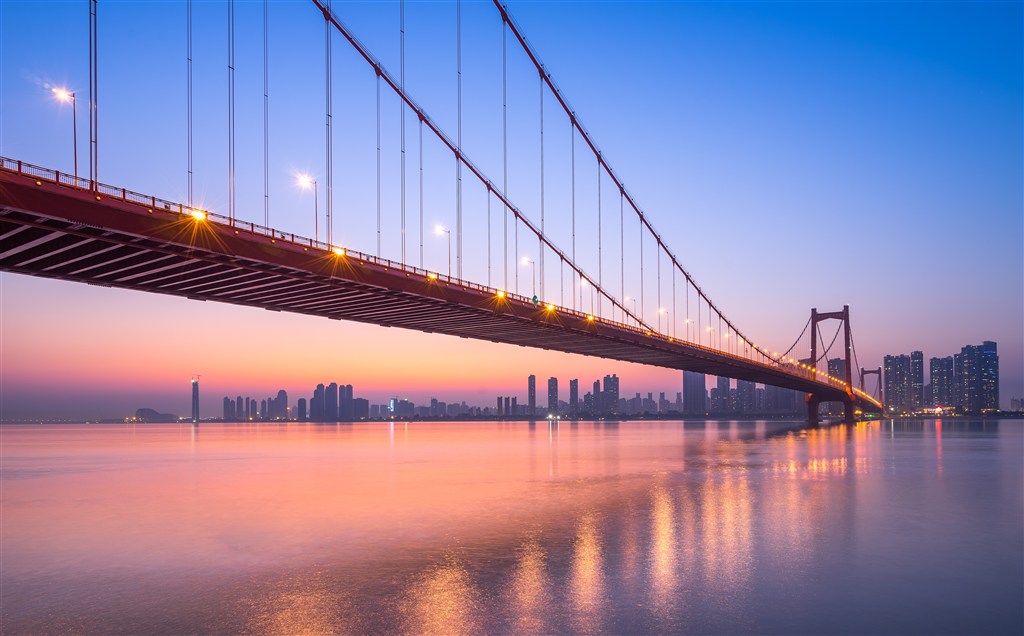 彩色建筑瑰麗霓虹閃爍的大橋橋梁設計城市夜景