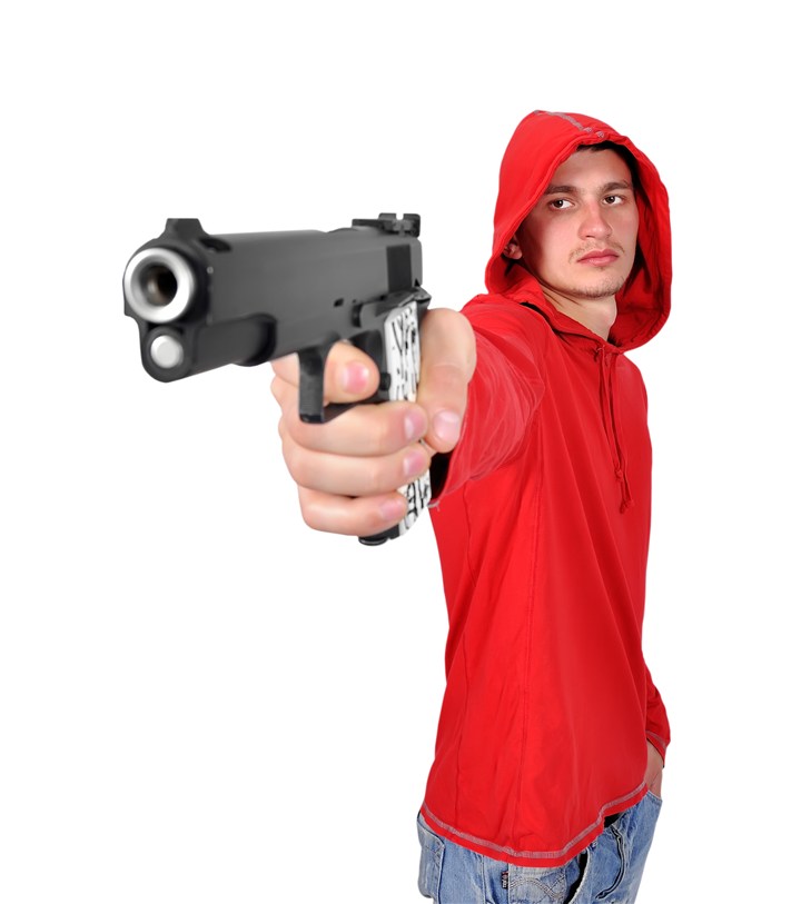 单手持枪的红衣男子高清摄影图
