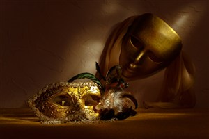 桌子上的金色面具高清图片