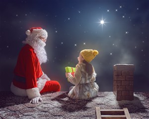正在和小女孩聊天的圣诞老人 