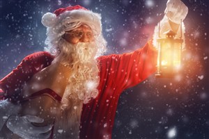 手拿煤油灯的圣诞老人高清图片
