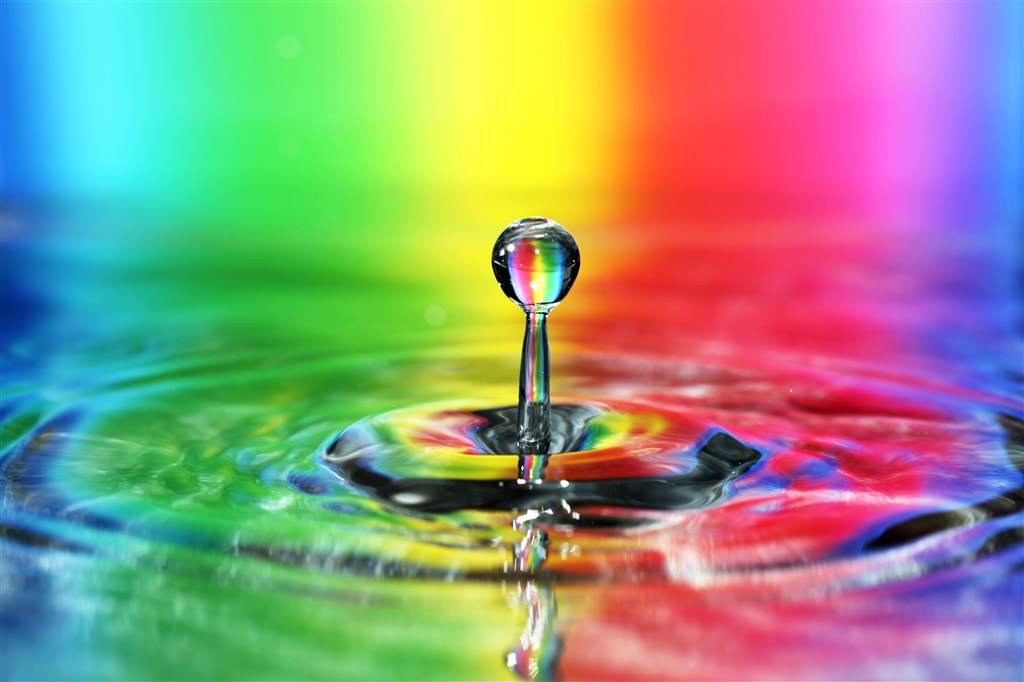 彩虹水面的水滴高清图片