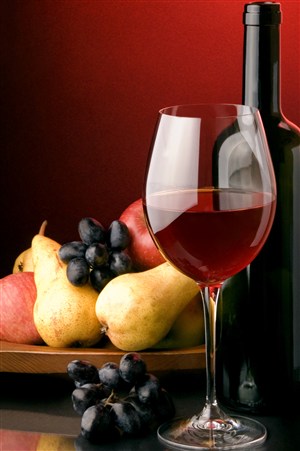 红酒酒杯以及水果