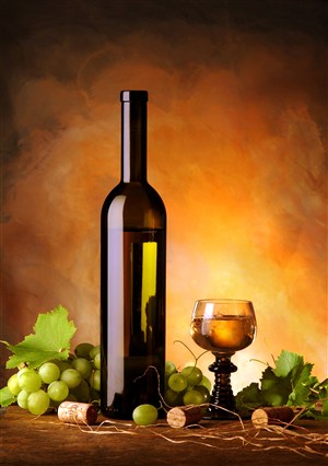 红酒酒瓶以及葡萄