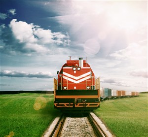 正在行驶的红色火车高清摄影图