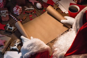 正字用牛皮紙制作禮物盒的圣誕老人高清攝影圖片