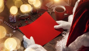 正在用红纸做礼盒的圣诞老人高清摄影图片