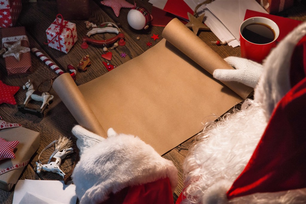 正字用牛皮纸制作礼物盒的圣诞老人高清摄影图片