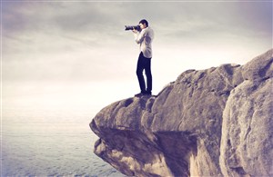 职业人物悬崖边上拿相机摄影师图片