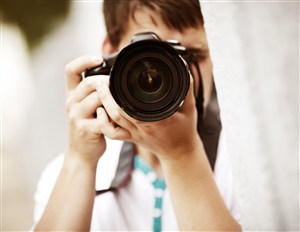 男性职业人物拿相机摄影师背景图片