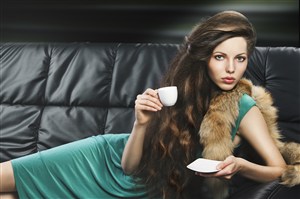 魅力女子喝咖啡图片