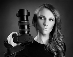 黑白照片女性职业人物国外拿相机摄影师图片