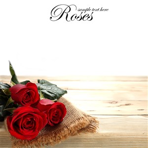 高清木板上红色玫瑰花图片
