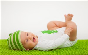 绿地毯上微笑宝宝图片