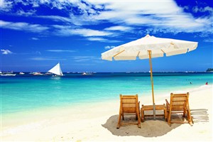 高清海边太阳伞沙滩椅风景图片