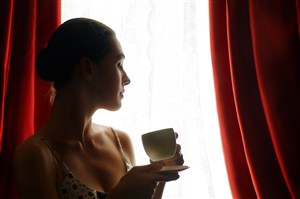 看着窗外的美女喝咖啡图片