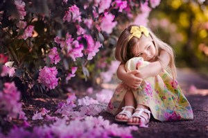 坐在花树下的小女孩儿童图片