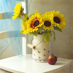 花瓶里向日葵鲜花图片